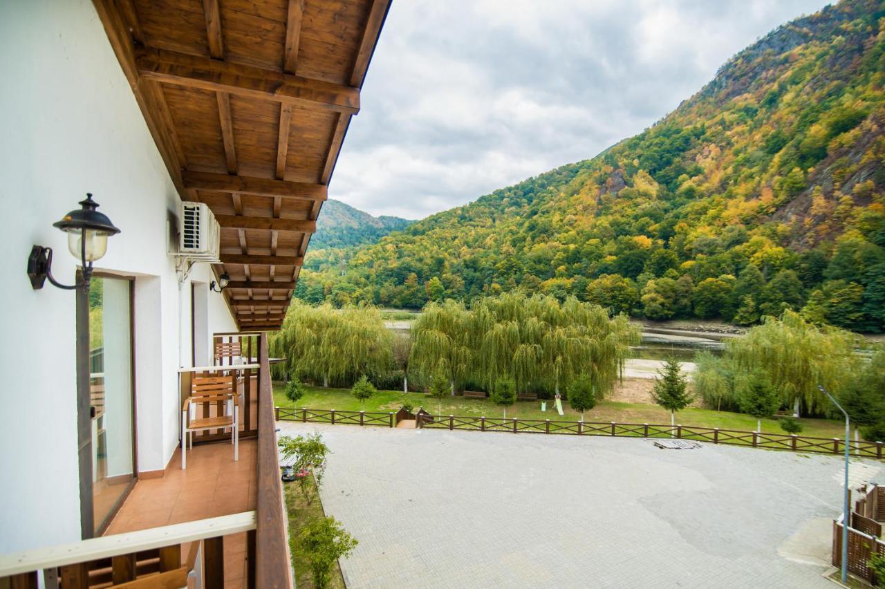 Hotel Class Brezoi Exterior photo